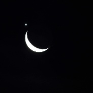 <font class="tempImageTitleThumbText">Venus On The Tip Of The Moon</font><br>Chuck Morlan<br>Jan 31 4:28pm<br>Lihue, HI