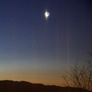 <font class="tempImageTitleThumbText">Moon, Venus, Saturn And Light Pillars </font><br>Håkon Dahle<br>Jan 6 10:16pm<br>Fjellhamar, Norway 